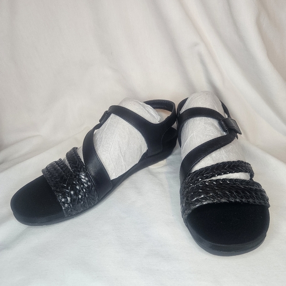 Baretraps Jalen Asymmetrical Flat Sandal Black NWT Sz 7 Sandal Retail $69 - Picture 8 of 9